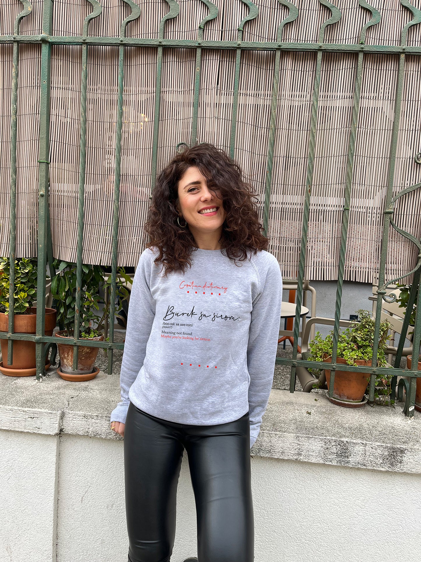 Sweatshirt - Croatian dictionary - Burek sa sirom